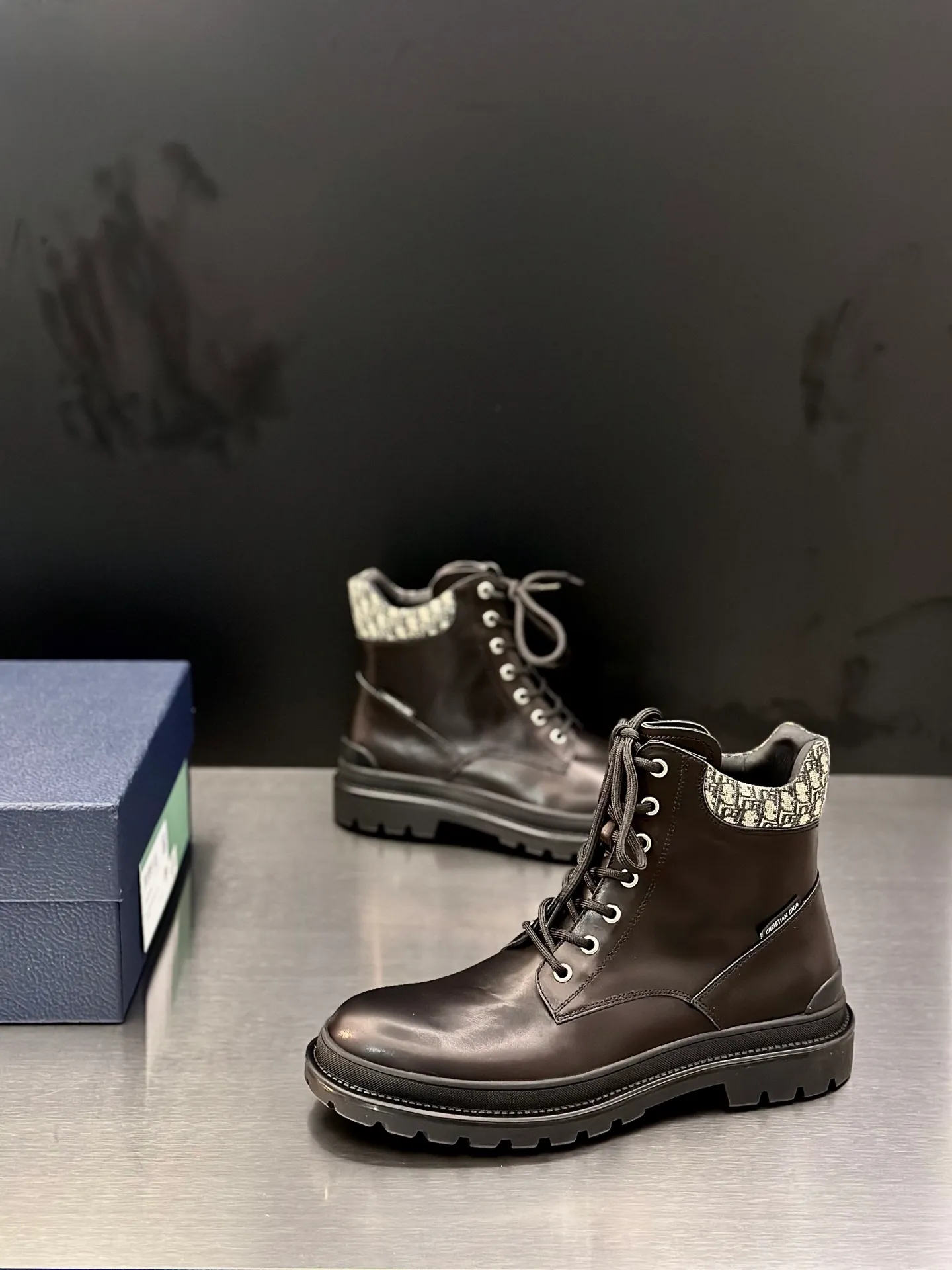 Men's shoes 💰960 Dior Dior high-top sneakers, top-quality goods produced in Dongguan, show version, leading counter trial style, Nappa cowhide material, light and breathable, soft and comfortable, easier to put on and take off, calfskin leather edging, distinctive sports style, genuine leather tongue Dior letter badge, showing the brand style, lightweight embossed pattern rubber sole, light and genuine leather feet, with original packaging Size: 39-40-41-42-43-44 (45, 46 customized) leather shoe size